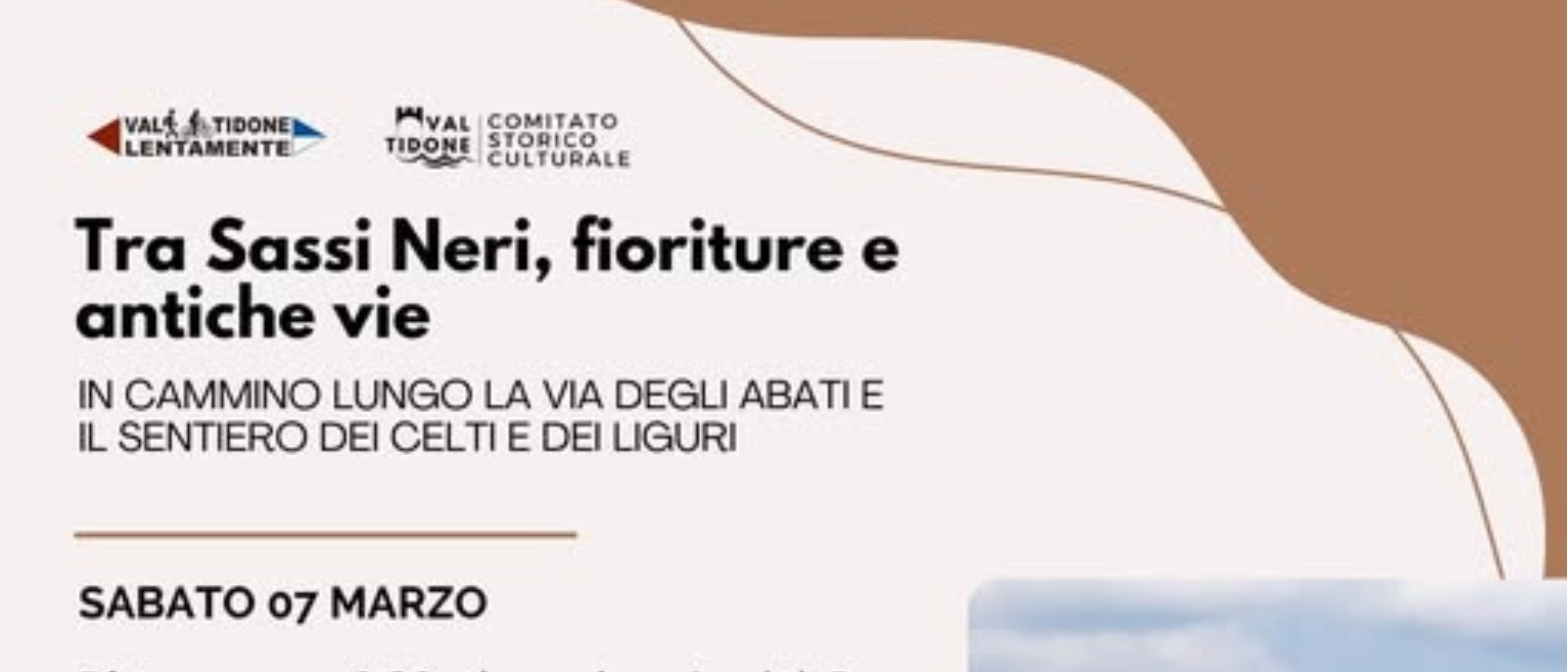 Tra sassi neri, fioriture e antiche vie