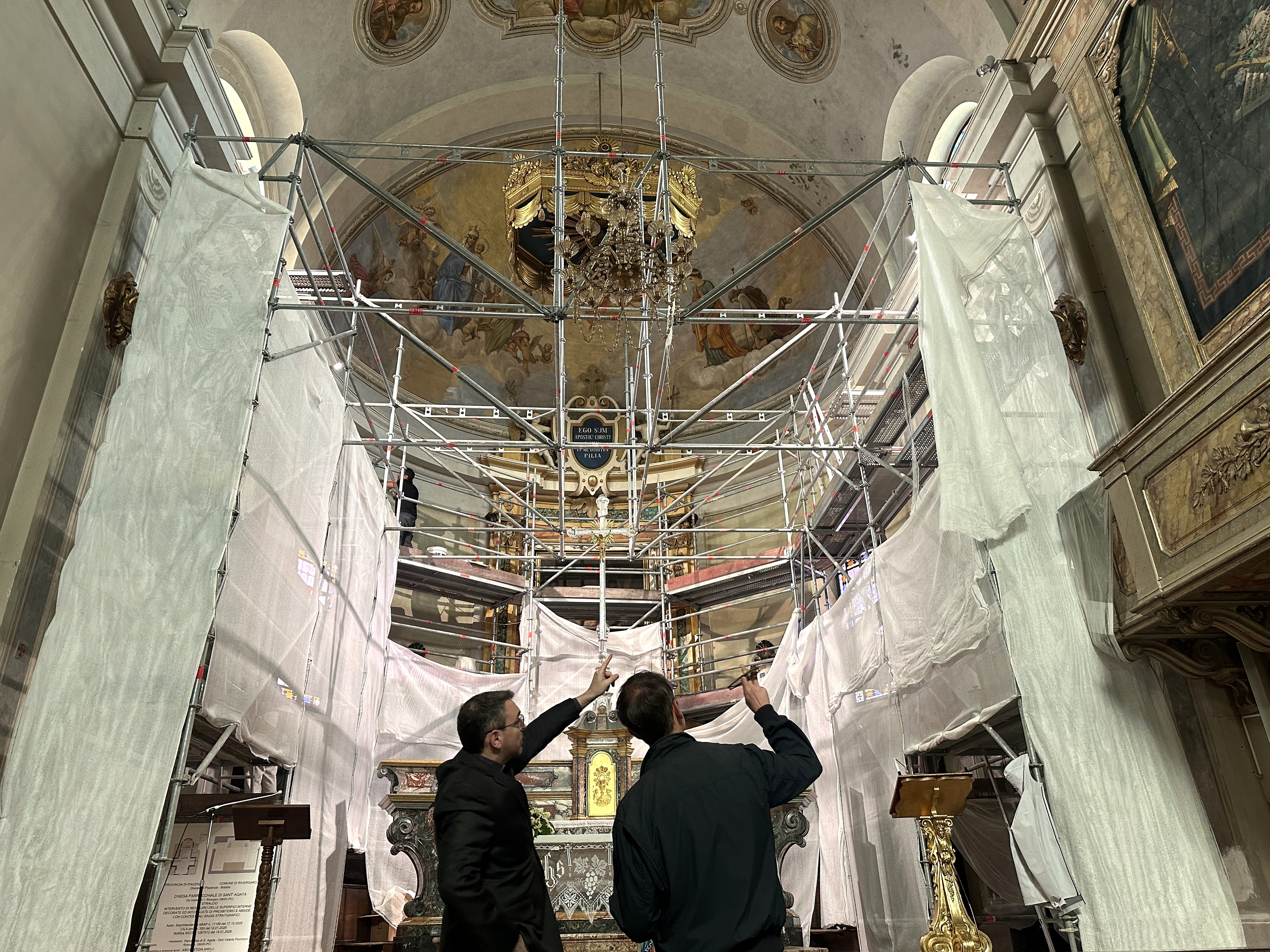 Don Valerio Picchioni che mostra l’esito dei restauri - FOTO ZANGRANDI&nbsp;