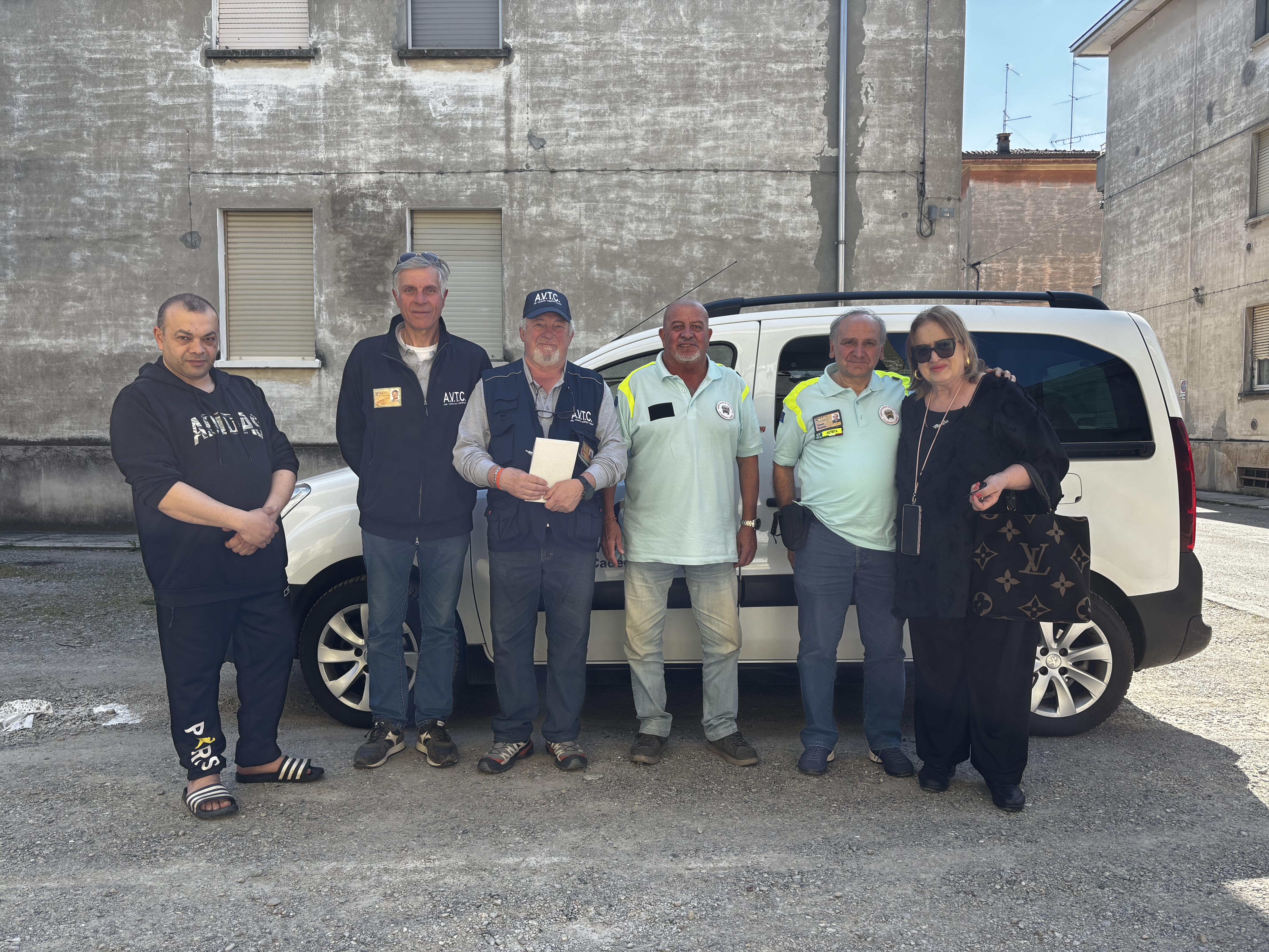 La consegna della carrozzina motorizzata per salire le scale - Foto DUANI