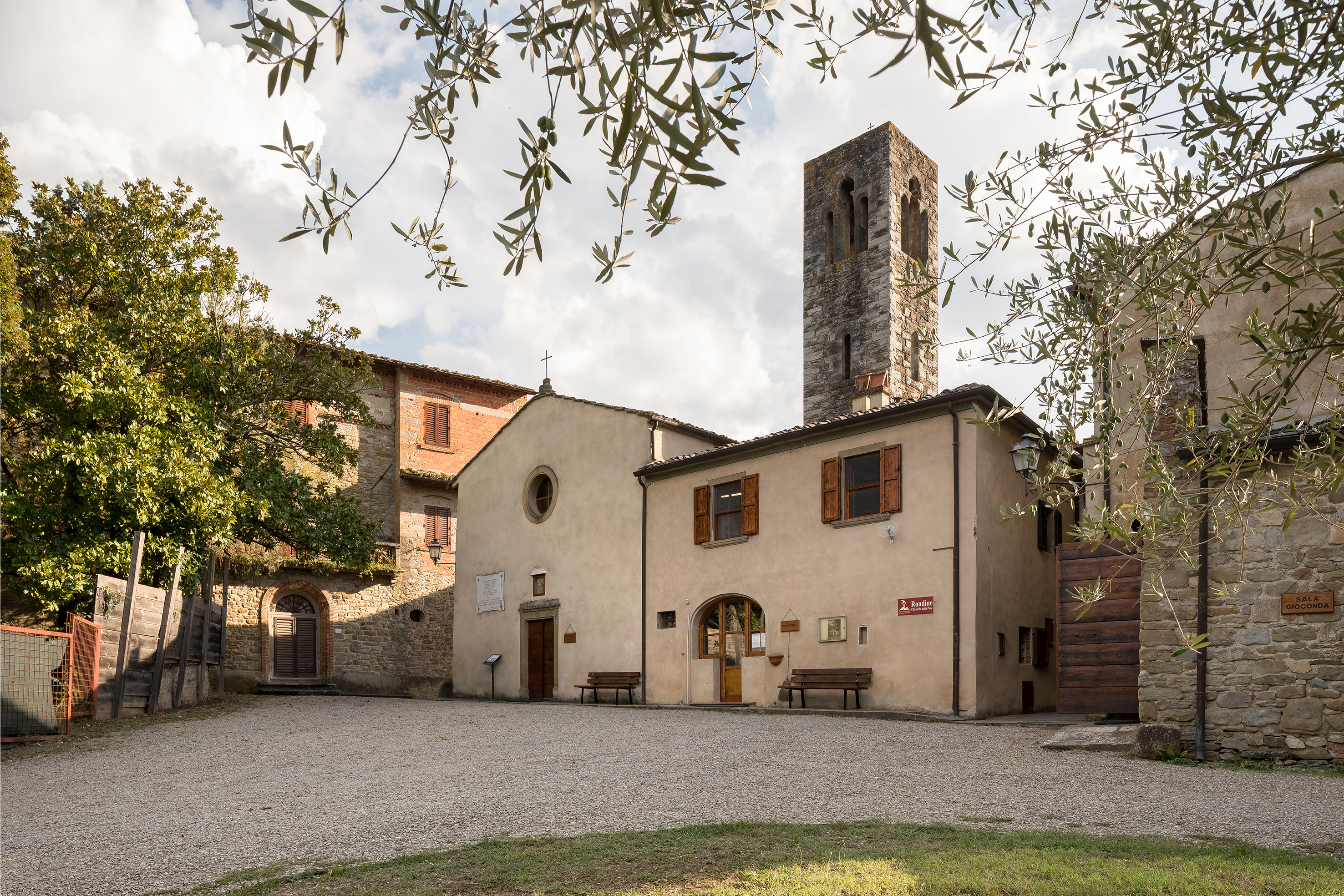 La sede della scuola nella Cittadella della Pace di Rondine (Arezzo)