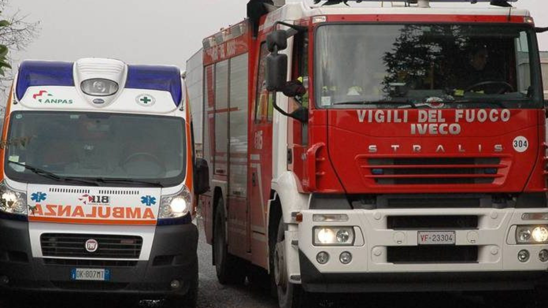 Cadono nei rovi di un fossato in via XXI Aprile, salvati dai vigili del fuoco