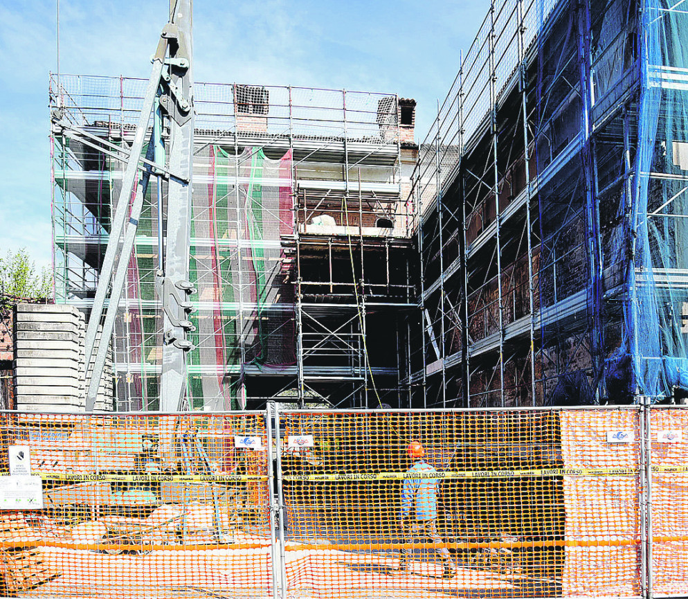 La porta ancora ingabbiata nei ponteggi con le tele tricolori (foto Del Papa)&nbsp;&nbsp;