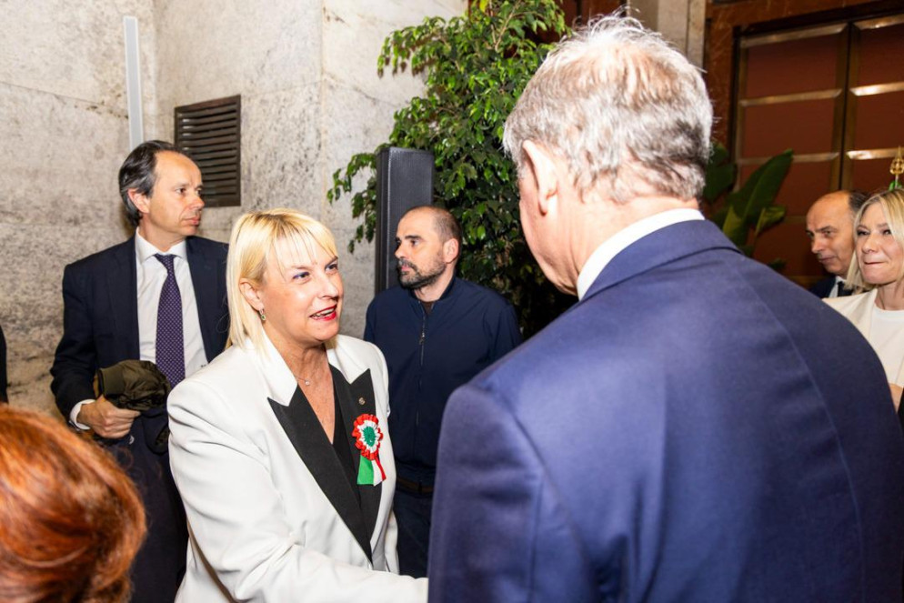 La stretta di mano con il ministro Urso