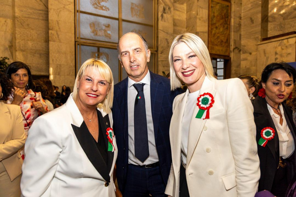 Nadia Bragalini con Federico Eichberg (capo di gabinetto del ministro Urso) e Valentina Picca Bianchi (Presidente comitato donna del Mimit) 