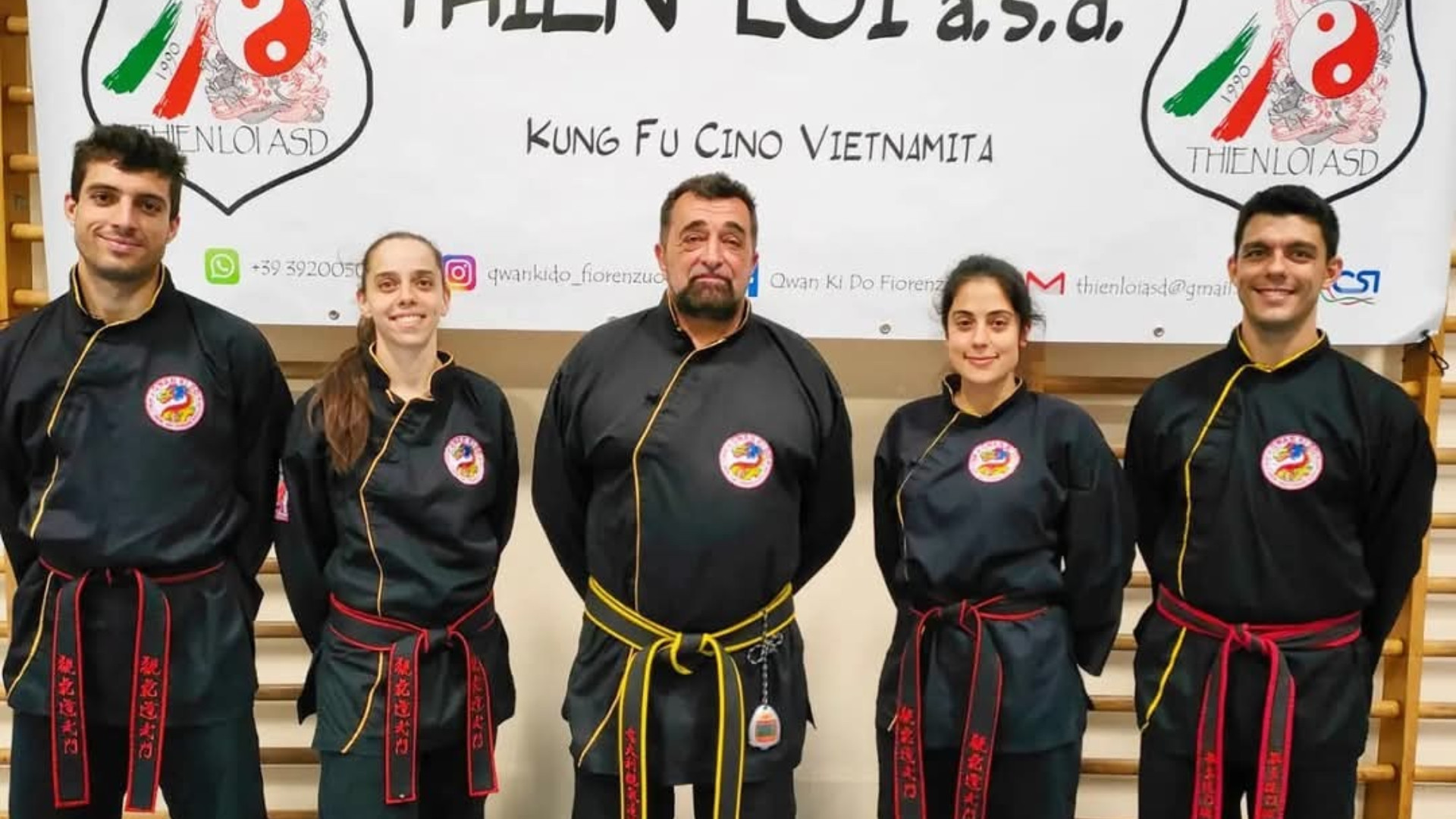 Le cinture nere e, al centro, l'istruttore Davide Materassi del Thien Loi