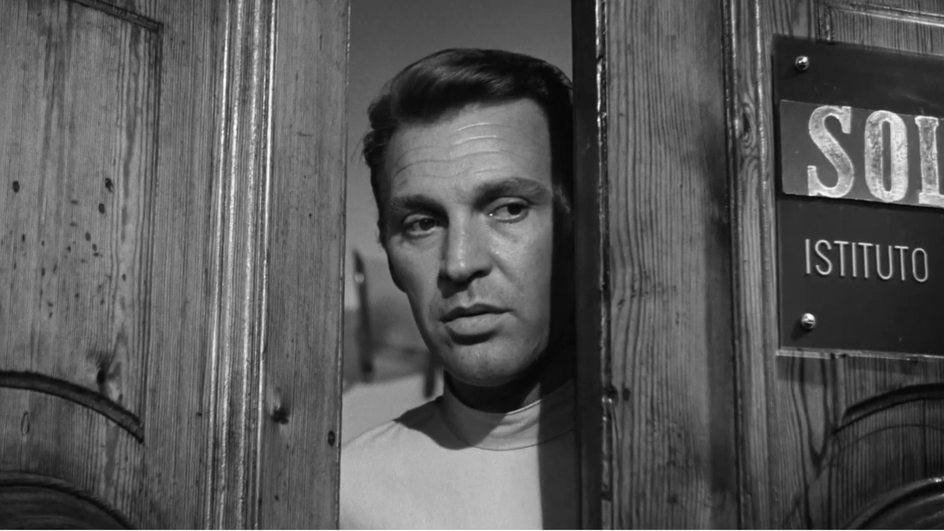 Fabrizi esordì in parti minori, fino alla svolta chiamata Federico Fellini.