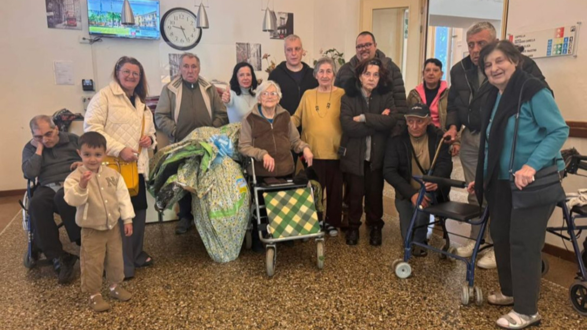 Tommaso, 4 anni: vince l'uovo gigante e lo dona agli anziani