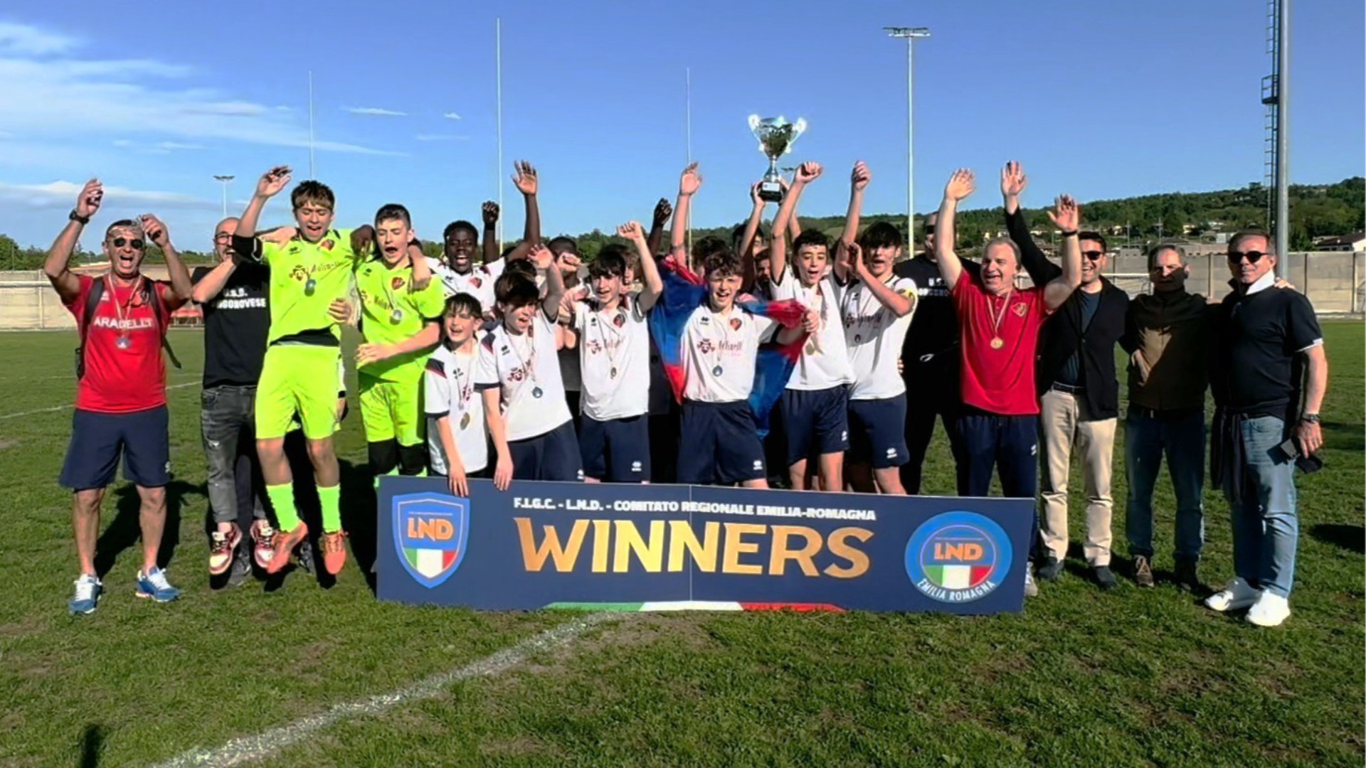 L'esultanza della Borgonovese, premiata con la coppa destinata ai vincitori (© Libertà/Fotoservizio Pietro Zangrandi)