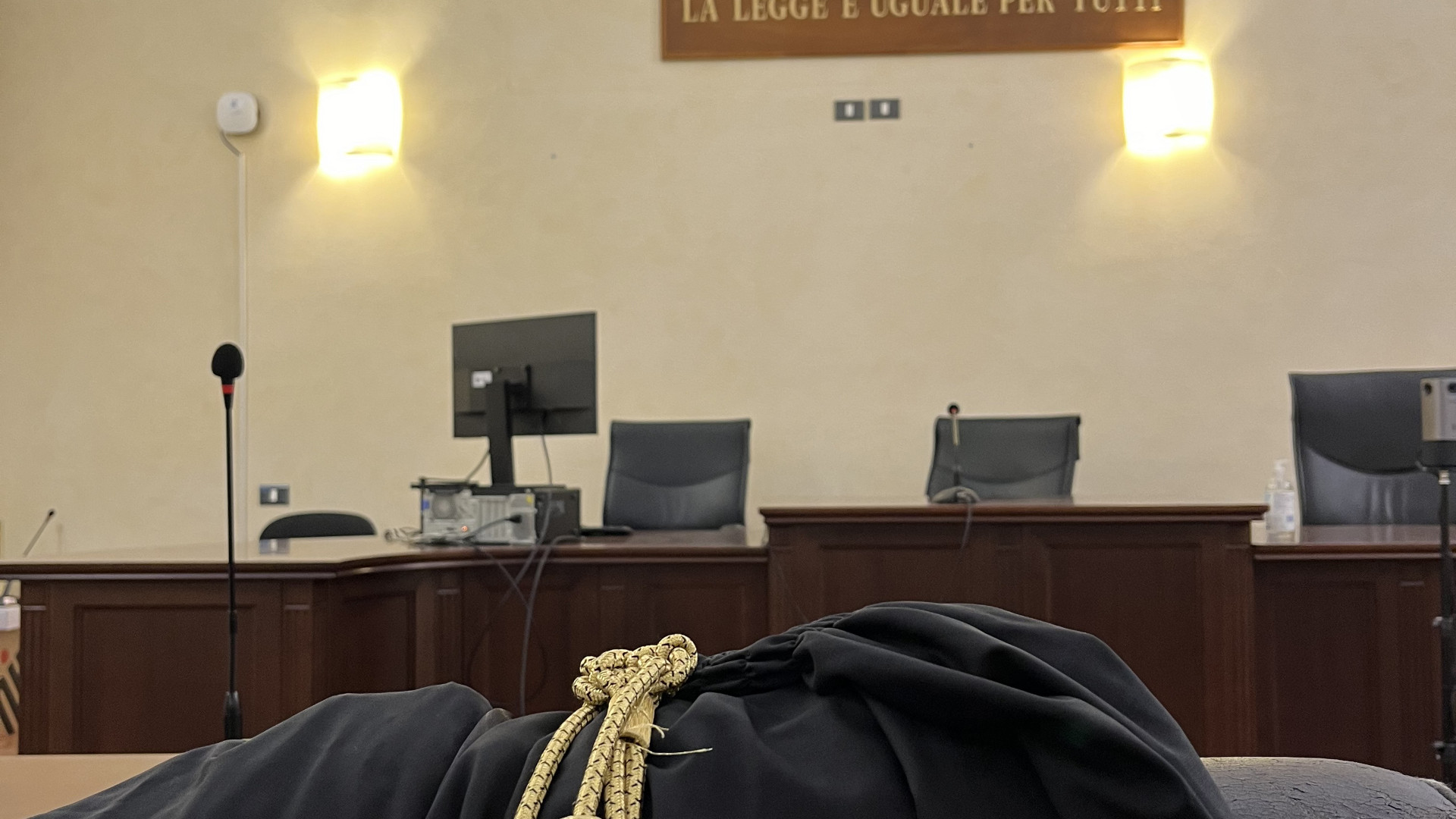 Matrimonio con un pensionato, prostituta assolta in secondo grado