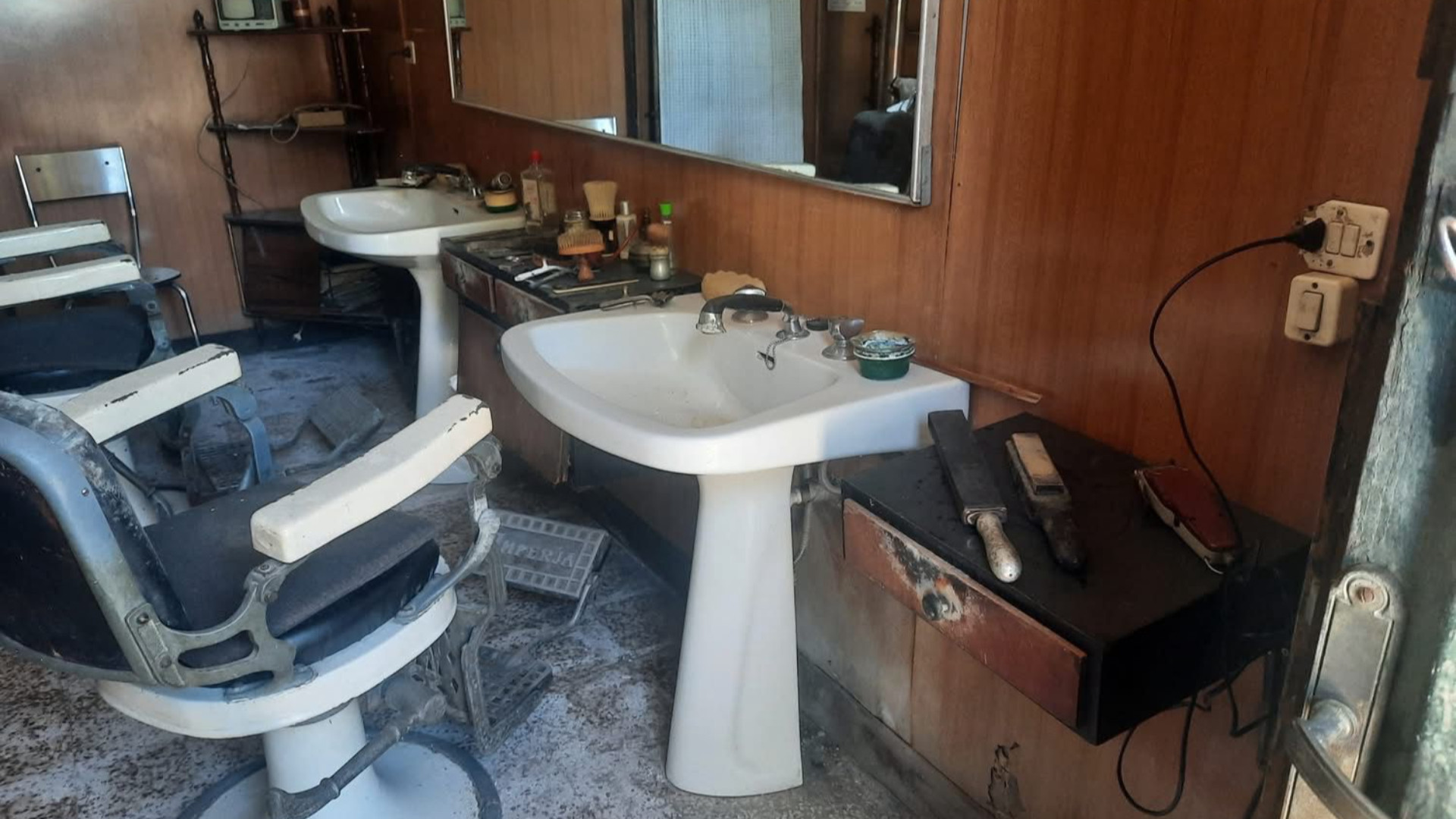 La storica bottega da barbiere violata: «Un oltraggio»
