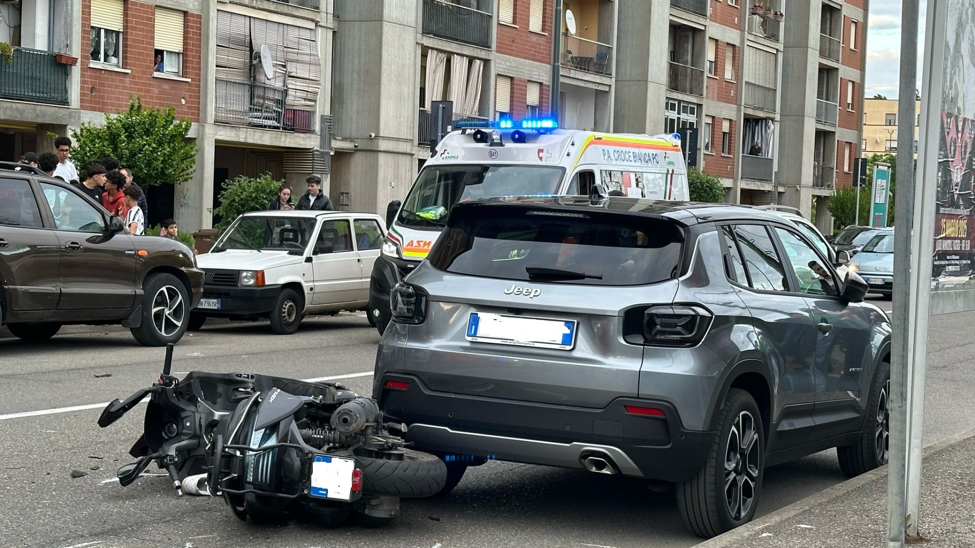 Schianto suv-scooter in via Radini, un ferito grave al pronto soccorso