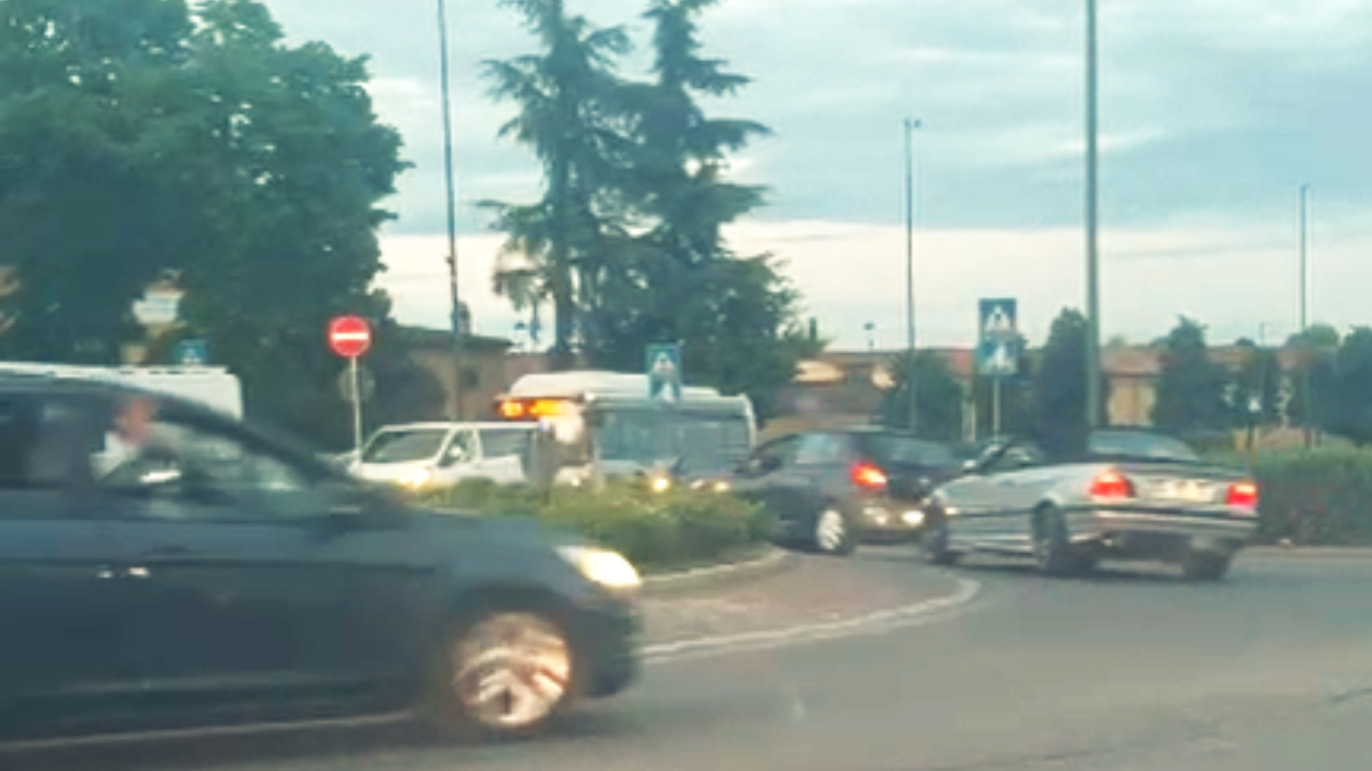 "Giri" spericolati sulle rotonde, Caorsana in tilt