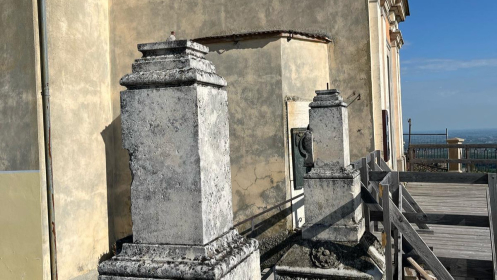 A Pigazzano è caduta anche la statua del re: terrazza senza simboli