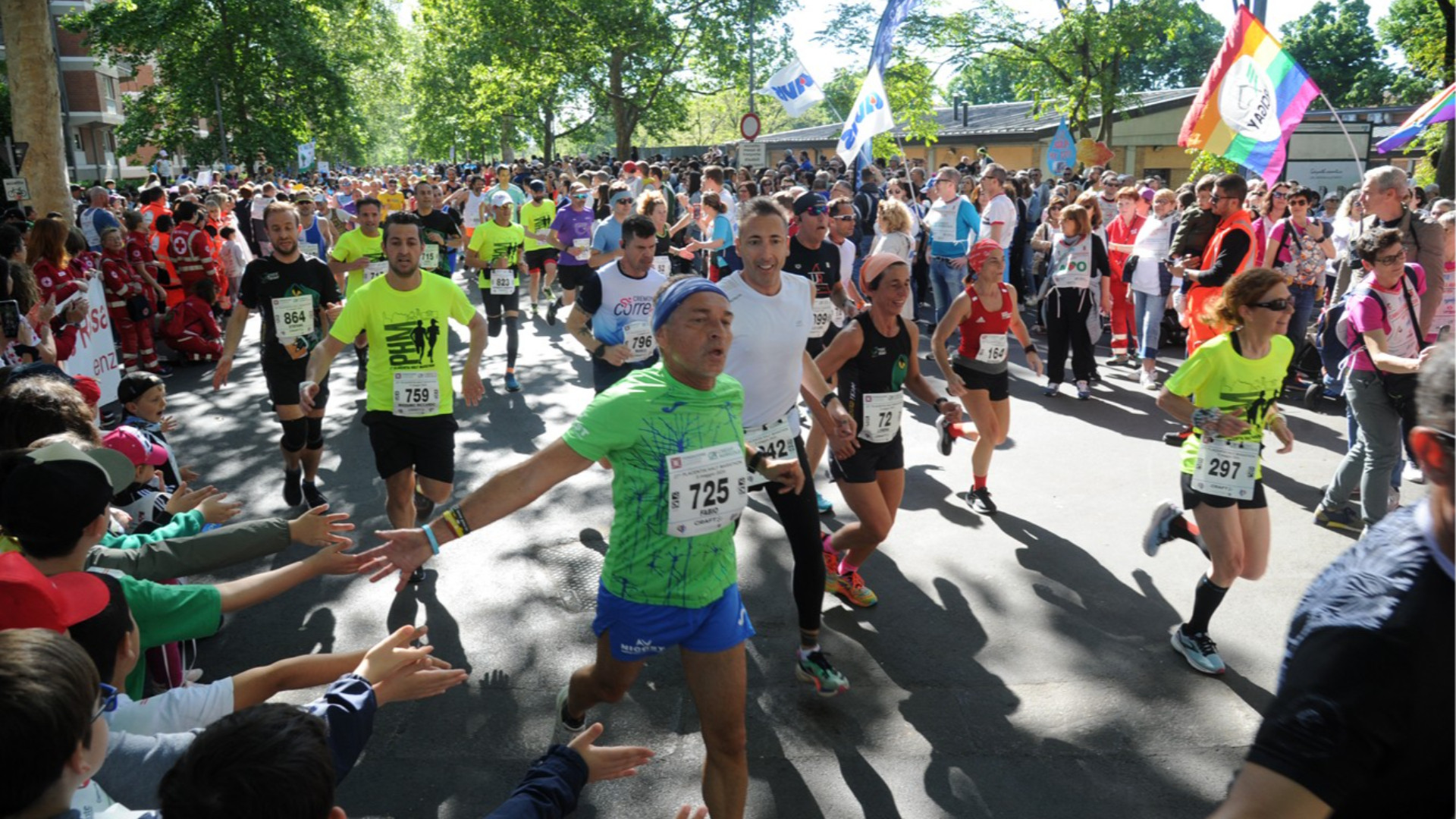 Il passaggio degli atleti sul Pubblico passeggio nella scorsa edizione