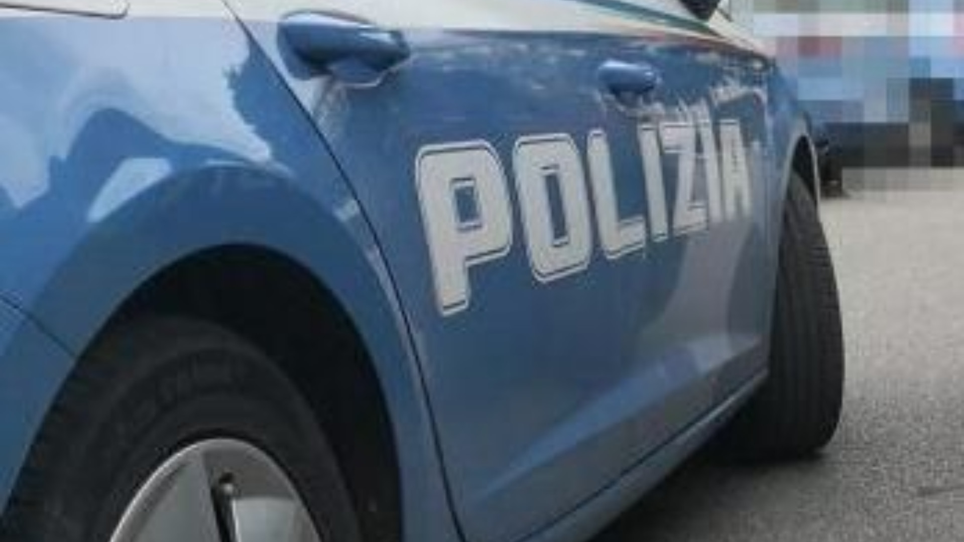 Armato di machete suona il campanello e aggredisce un uomo