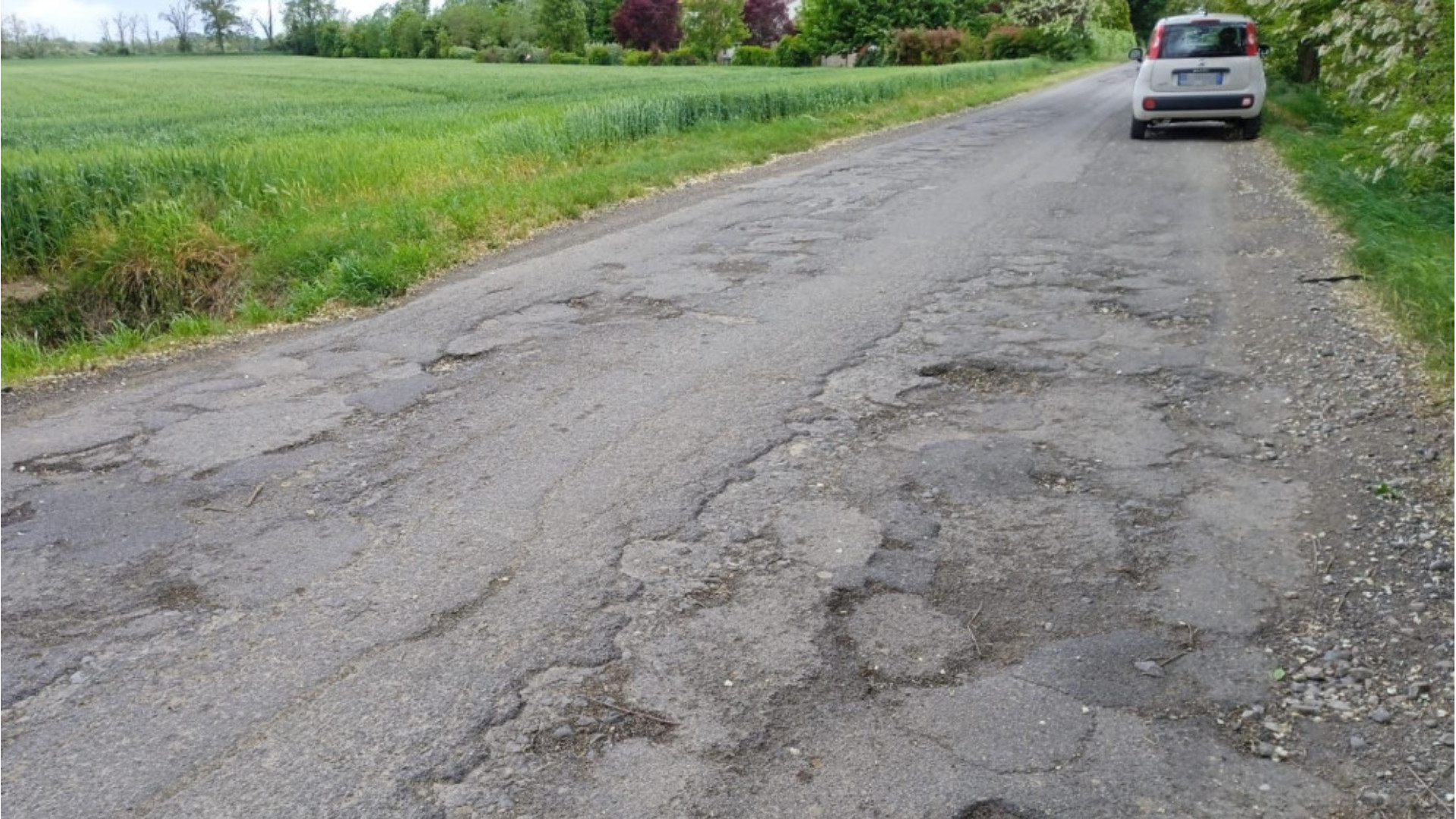 «La strada Tavernago Cariana è un colabrodo». La lamentela dei residenti
