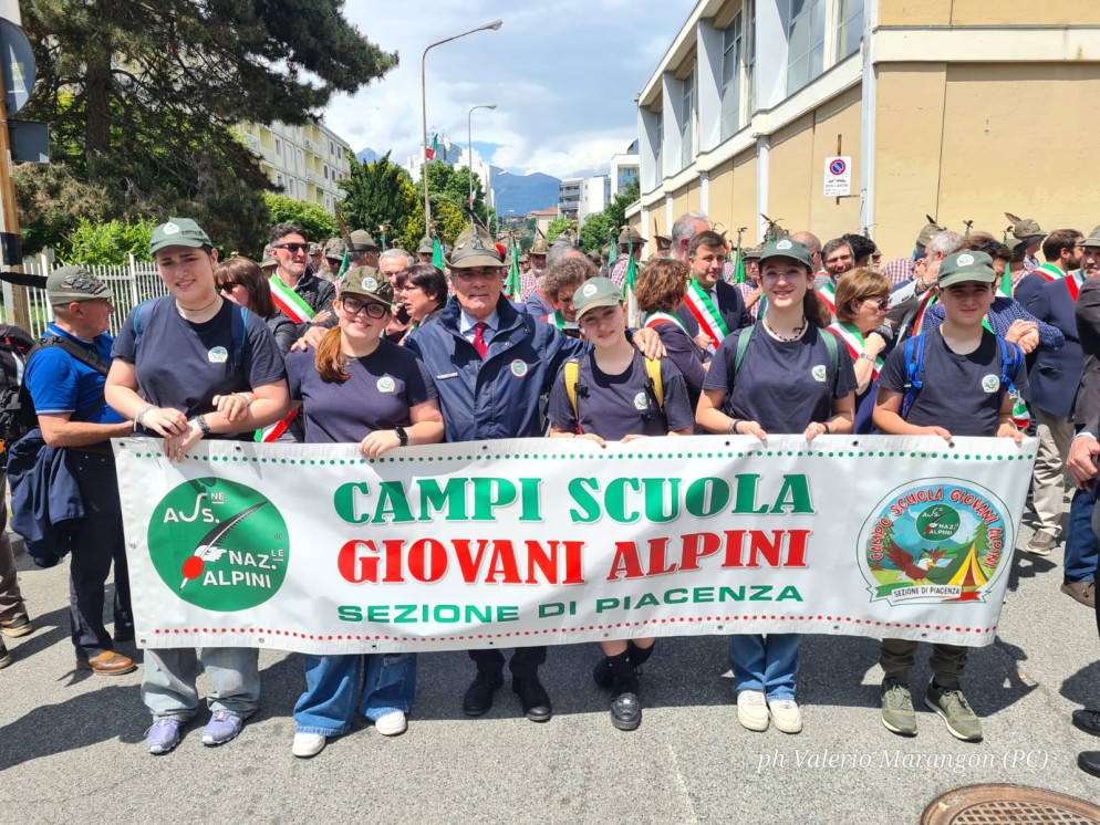  I ragazzi del Campo scuola giovani alpini della sezione di Piacenza durante la sfilata © Foto di Valerio Marangon