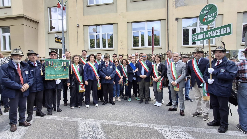 Rappresentanti degli alpini e dei comuni piacentini pronti a partecipare alla sfilata 