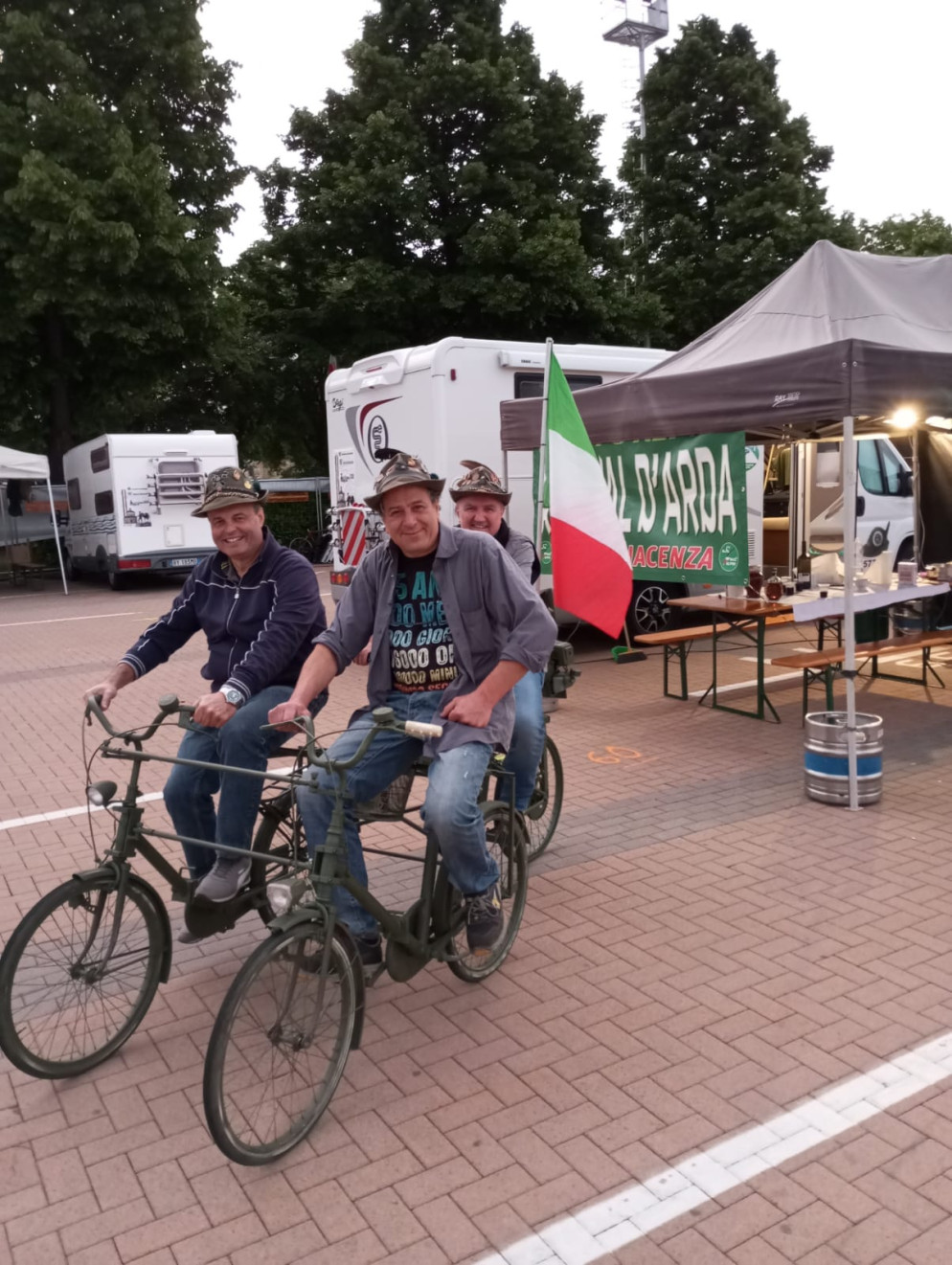 Alpini di Ponte dell'Olio con speciali bici dotate di motorino realizzate da Giovanni Boselli