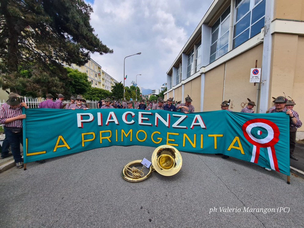 Lo striscione che ha aperto la sfilata degli alpini piacentini all'adunata di Biella&nbsp;© Foto di Valerio Marangon