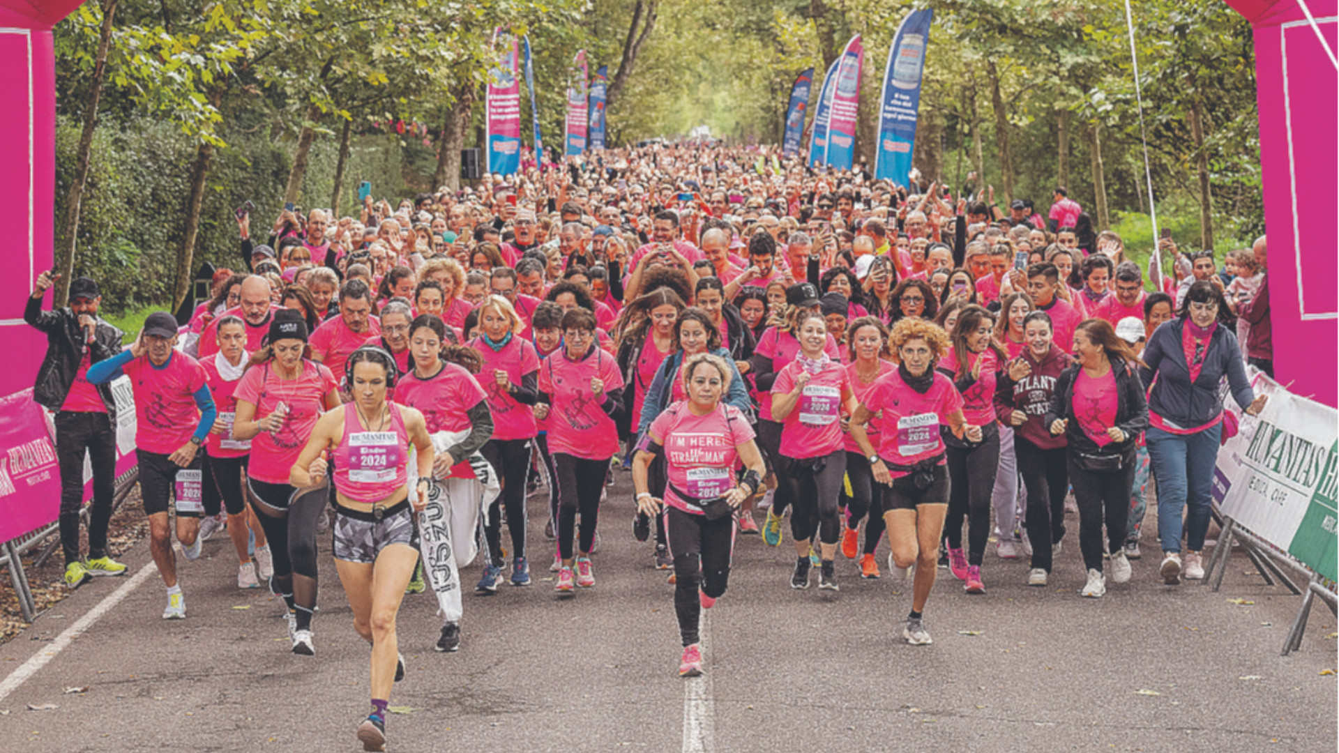Il piu grande raduno femminile d'Italia torna a colorare di rosa le strade di Piacenza. Sabato 17 maggio, con partenza da Borgo Faxhall, andra in scena la StraWoman, corsa-camminata non competitiva aperta a tutti, ma con un focus speciale sul benessere e l'empowerment femminile. Una giornata di sport, condivisione e divertimento che coinvolgera donne (e non solo) di ogni eta, in nome della salute e della solidarieta. A raccontare lo spirito della manifestazione e Sergio Palazzo, ideatore e fondatore di StraWoman, che quest'anno festeggia un traguardo importante: 15 anni dalla prima edizione. ®Quando abbiamo cominciato, nel 2011 a Monza, non immaginavamo una crescita cosi sbalorditiva. Da allora sono cambiate tante cose, ma l'entusiasmo e rimasto lo stesso. StraWoman e passata da un evento locale a un vero e proprio movimento nazionale, che tocca citta da Bergamo a Mazara del Vallo. Un percorso che dimostra quanto il benessere femminile sia un tema sentito e condiviso¯. Piacenza, che ospita l'evento per la terza volta, occupa un posto speciale nel calendario della manifestazione. ®Tornare qui per noi e sempre una gioia - spiega Palazzo - l'accoglienza e calorosa, la partecipazione sentita. E una citta che dimostra attenzione ai temi che promuoviamo: sport, salute e solidarieta¯. Il programma della giornata e pensato per essere accessibile e coinvolgente. Dalle 14 inizieranno le attivita: animazione, musica dal vivo, zumba fitness e giochi dal palco, per scaldare l'atmosfera prima della partenza ufficiale, prevista per le ore 15. Il percorso, di circa 5 km, attraversera le vie del centro e si concludera con la simbolica consegna della medaglia a ogni partecipante. ®Non si tratta di una gara - precisa Palazzo - tutte le concorrenti vengono premiate, perche cio che conta e esserci, camminare o correre insieme, condividere un'esperienza positiva. Le prime tre arrivate riceveranno anche un omaggio floreale, ma la vera vittoria e collettiva¯. StraWoman e piu di un evento sportivo: e anche un'occasione per parlare di salute e prevenzione. ®Collaboriamo con Fondazione Humanitas e Fondazione WeWorld - racconta Palazzo - quest'ultima promuove progetti per i diritti delle donne e per la lotta alla violenza di genere. Durante l'iscrizione si puo fare una donazione libera e i fondi raccolti vengono devoluti alle loro attivita¯. La manifestazione, aperta anche a uomini e bambini, resta pero una festa dedicata principalmente all'universo femminile. ®StraWoman e pensata dalle donne per le donne - conclude Palazzo - e un momento di condivisione, di leggerezza, ma anche di forza collettiva. Vediamo partecipare giovani, mamme, nonne, generazioni che si incontrano per affermare il diritto a stare bene, a prendersi cura di se, a fare rete. E tutto questo, con un sorriso¯. Per iscriversi e partecipare all'edizione piacentina, tutte le informazioni sono disponibili sul sito ufficiale www.strawoman.it. Bastano una maglietta rosa, un paio di scarpe comode e la voglia di esserci. _Matteo Prati