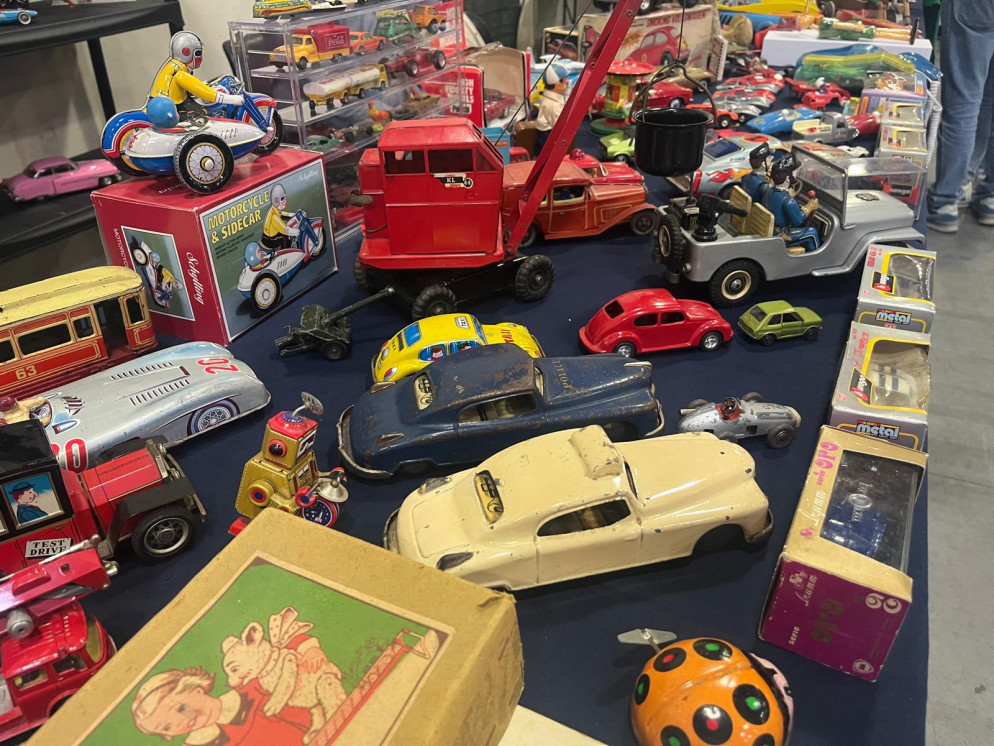 Automobiline e coccinelle a carica in latta