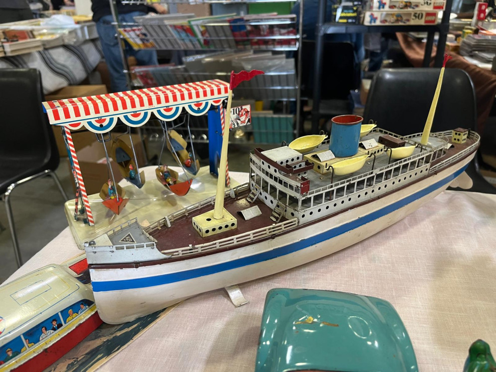 La nave Fleischmann in latta esposta da Sergio Borella e la giostrina