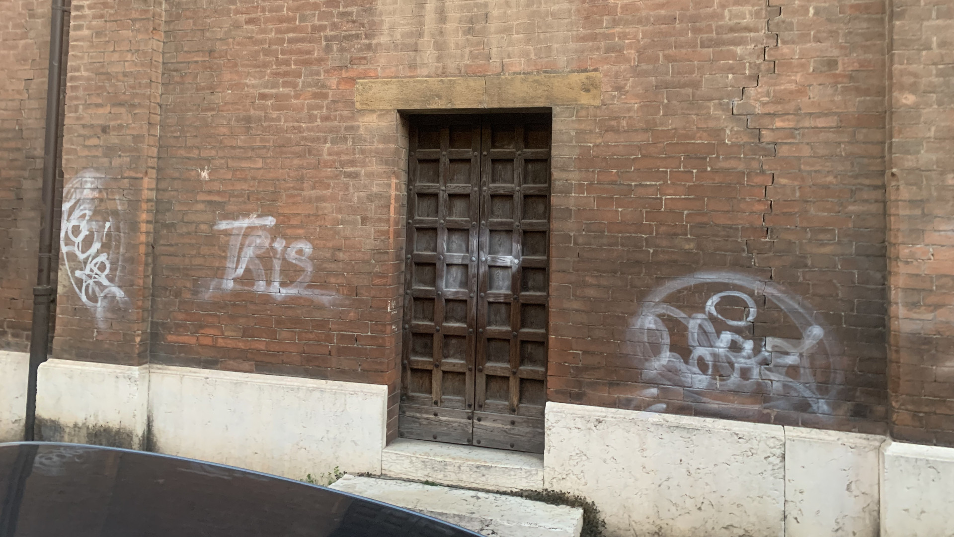 Piazza Borgo nel degrado: residenti e negozianti sul piede di guerra