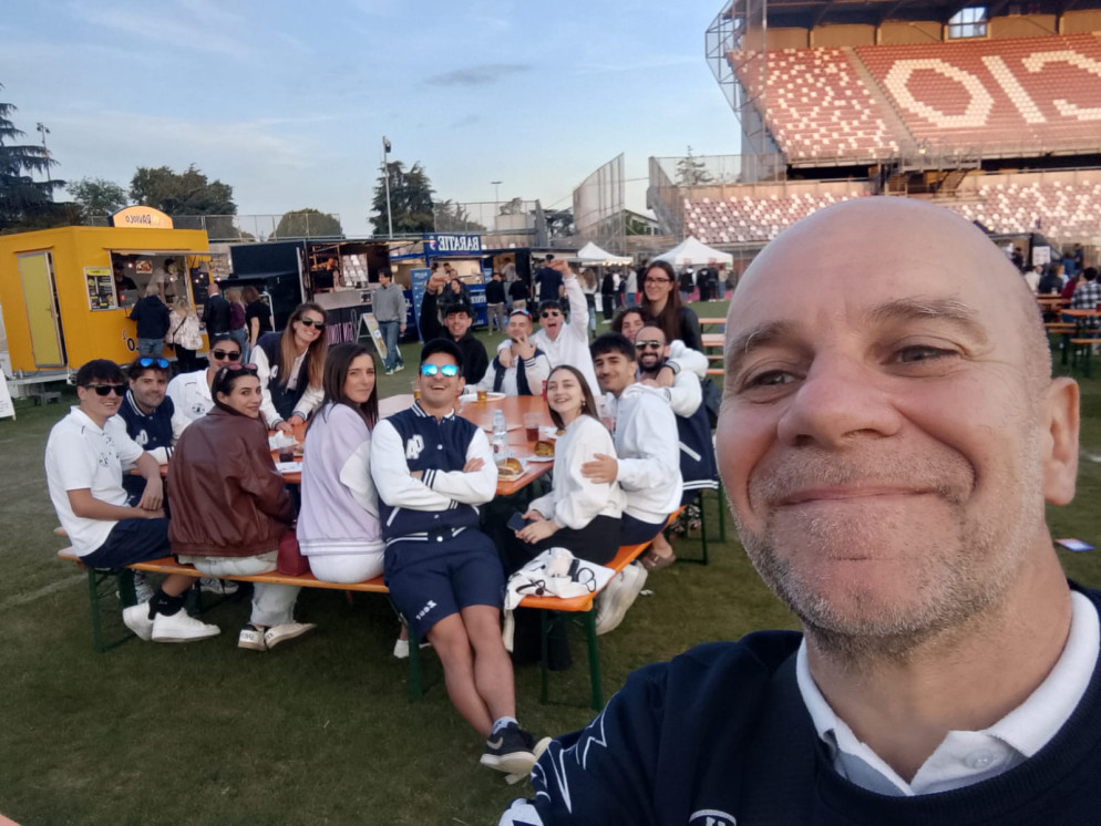 Matteo Cipelletti, attaccante dell'Omi, festeggia la finale raggiunta con i compagni allo stadio Garilli 
