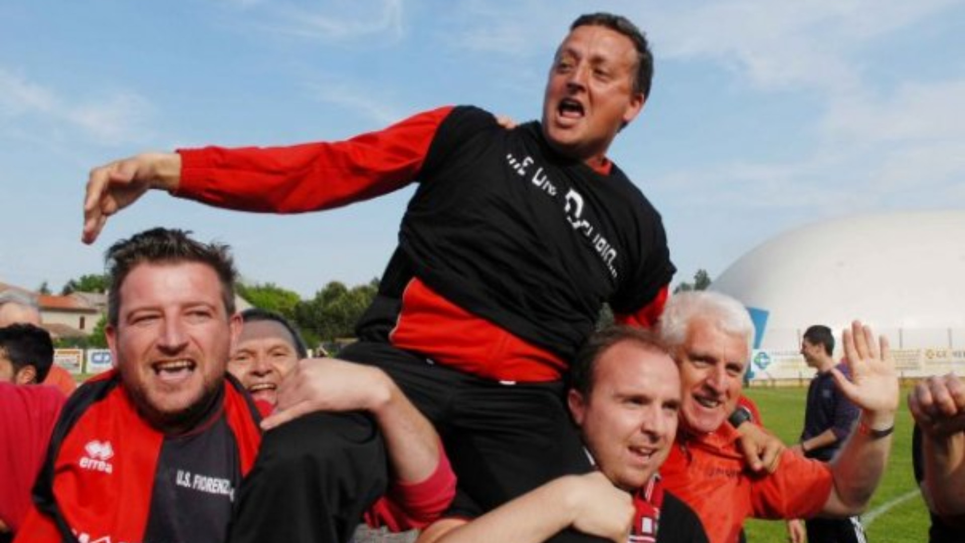 Mario Barbieri, secondo da sinistra, porta in trionfo mister Massimo Perazzi dopo la promozione del 2008, dall'Eccellenza in Serie D