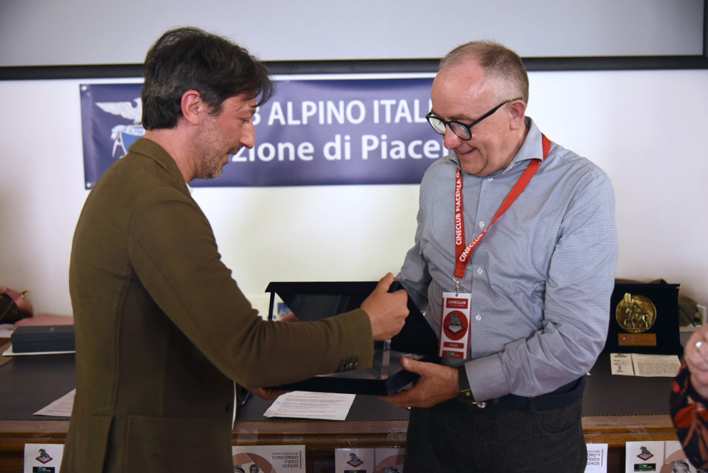 Il direttore di Libertà Rocco consegna il Premio speciale Ronconi -  © 2025 Libertà/Mauro Del Papa