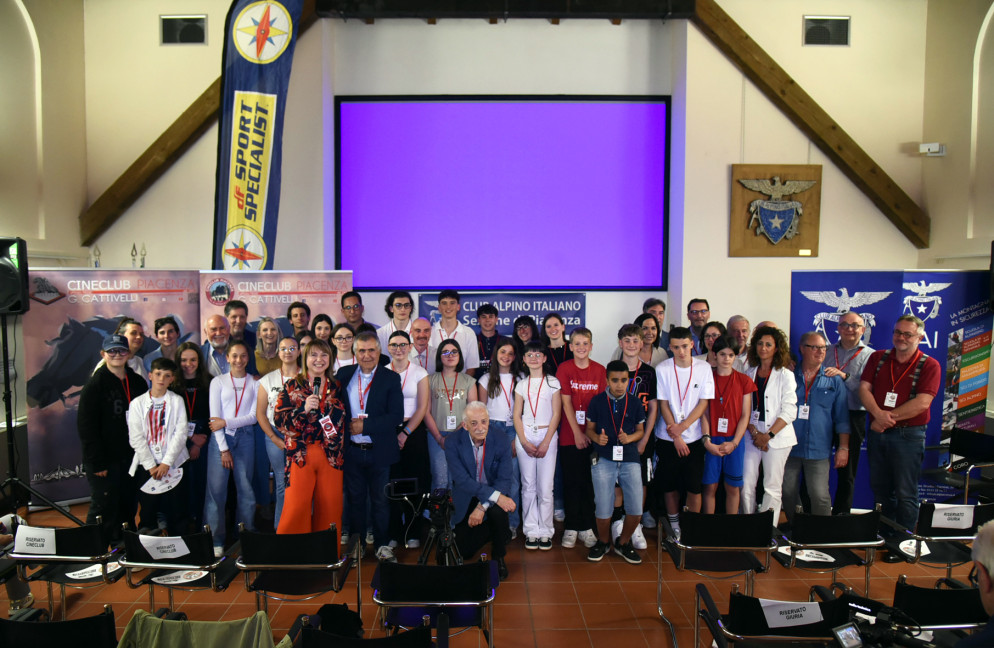 Il gruppo dei giurati e dei premiati con Marilena Massarini e Fausto Frontini, che hanno anche condotto la cerimonia - © 2025 Libertà/Mauro Del Papa