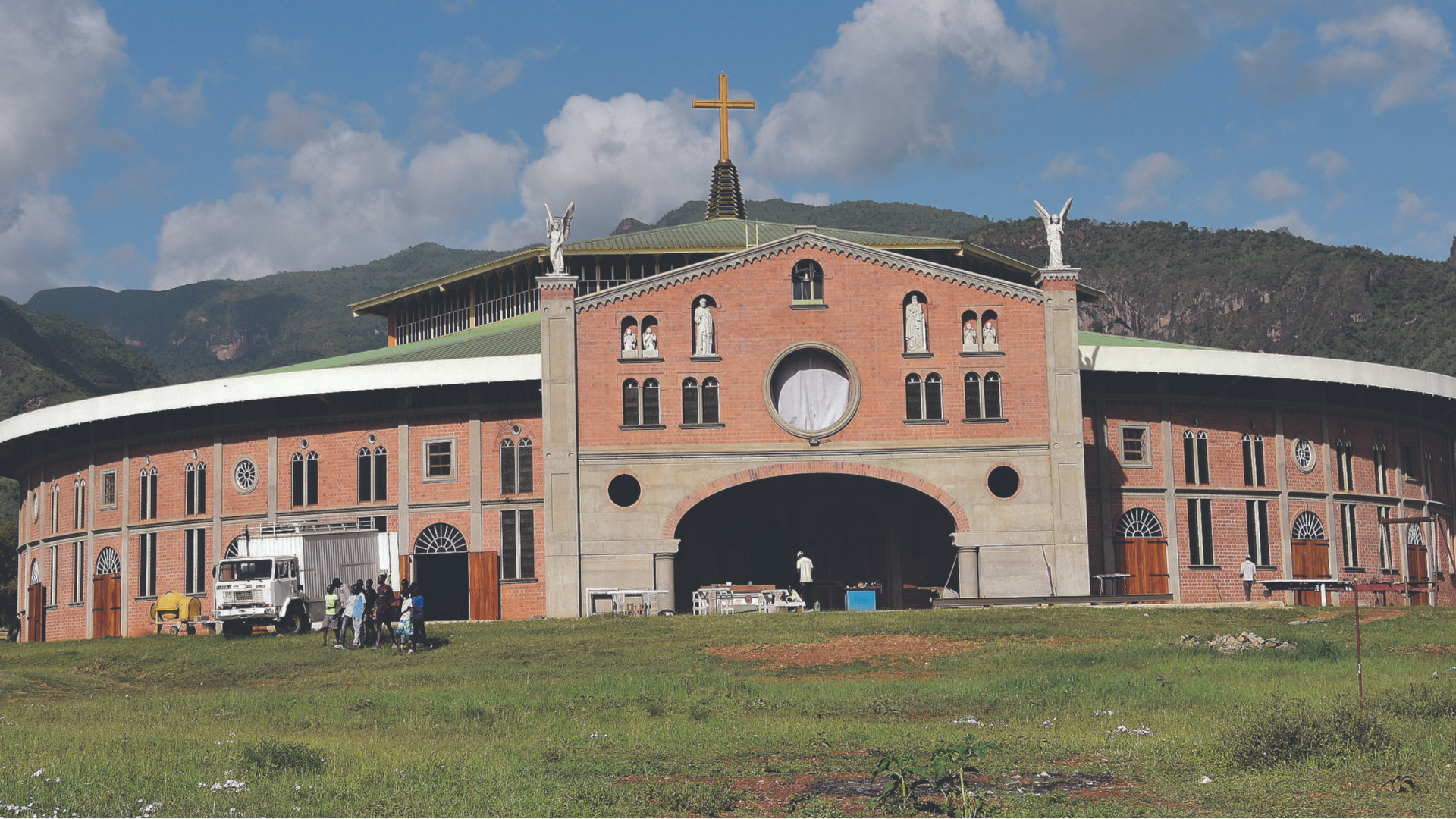 Nuova cattedrale a Moroto, “creatura” del piacentino Roberto Gandolfi