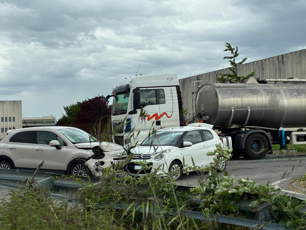 Le auto incidentate lungo la via Emilia (foto Manrico Lamur)