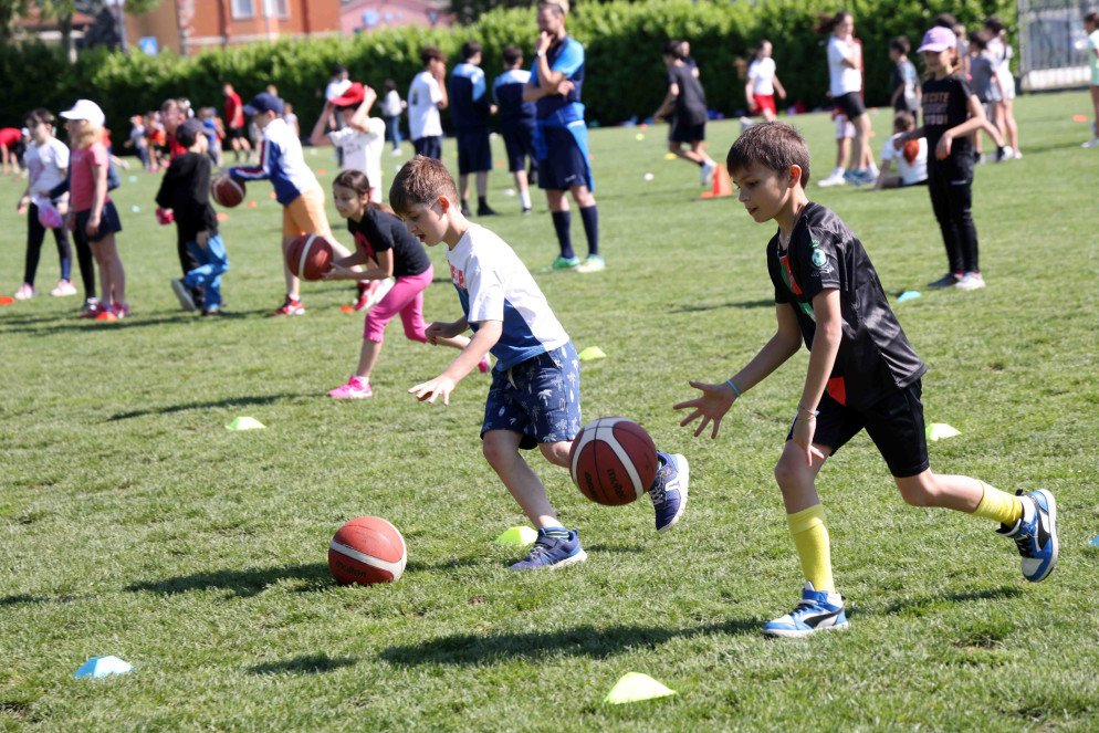Più di 500 bambini di 23 classi della scuola elementare Pezzani sul campo del San Giuseppe Calcio