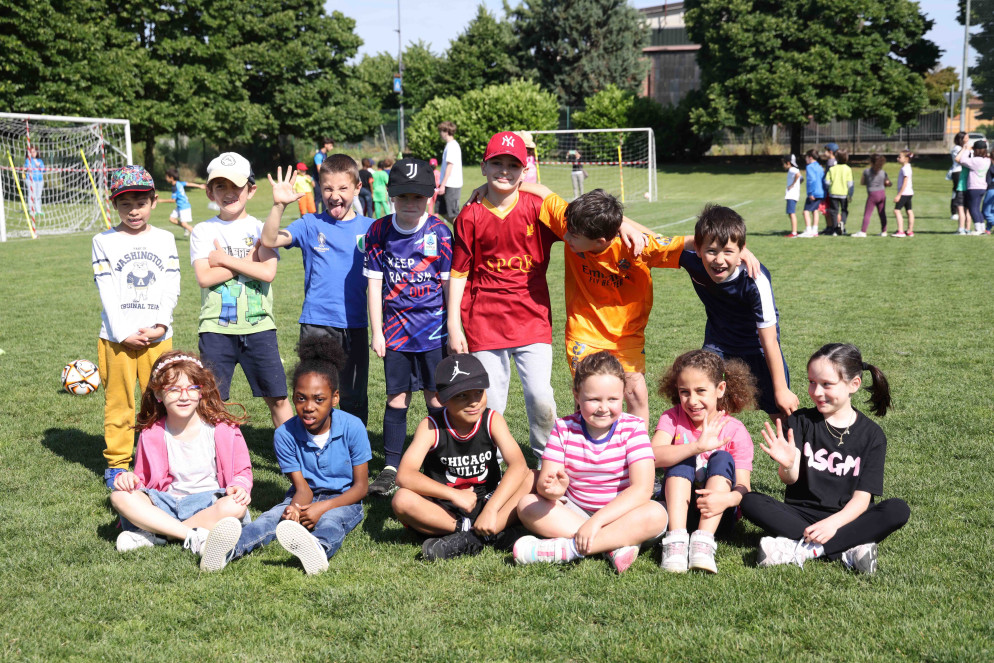 Più di 500 bambini di 23 classi della scuola elementare Pezzani sul campo del San Giuseppe Calcio