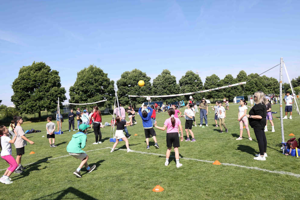 Più di 500 bambini di 23 classi della scuola elementare Pezzani sul campo del San Giuseppe Calcio