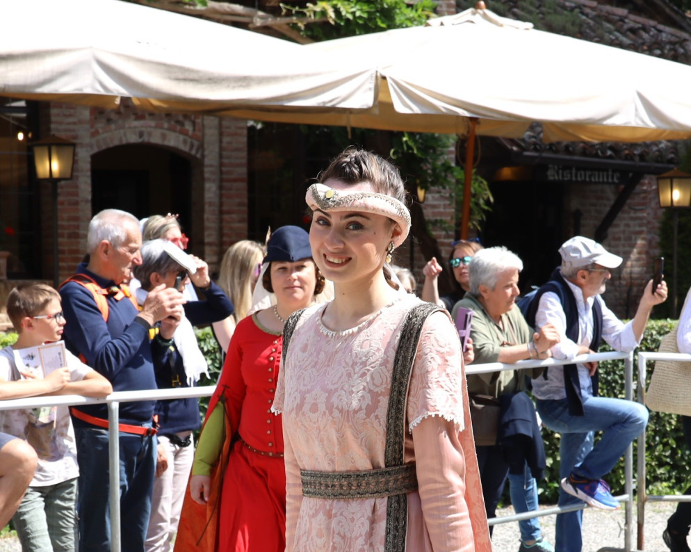 Dietro a Valentina signora d'Asti, Laura Guagnini in abito rosso (foto Zangrandi)