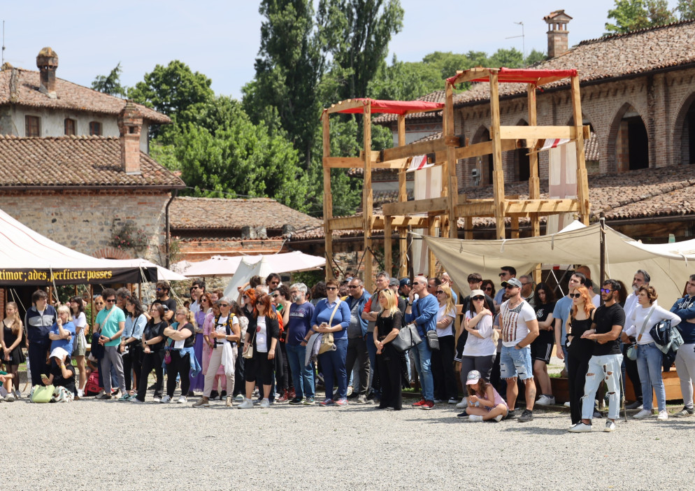 Il pubblico a Grazzano Visconti: in abiti estivi, di fronte a figuranti con il velluto (foto Zangrandi)