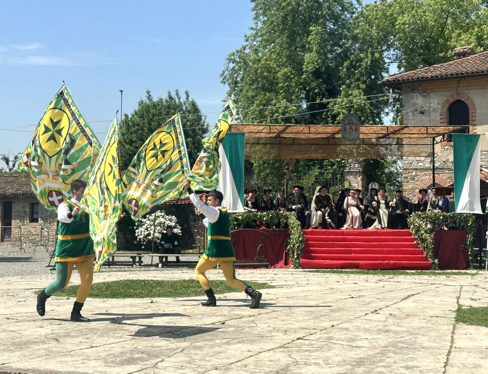 Tra gli spettacoli scelti dalla Pro loco, gli sbandieratori, quest'anno compagine di Asti Borgo San Lazzaro (foto Zangrandi)