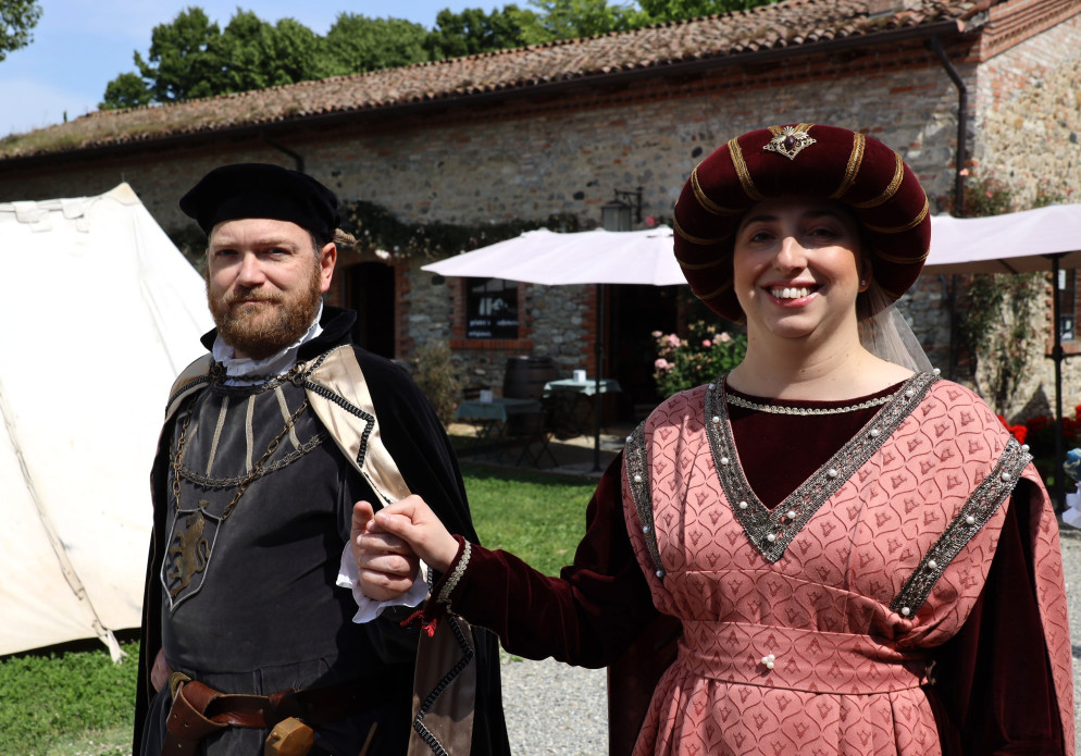 L'assessore Borlenghi con Chiara Gemmati al corteo (foto Zangrandi)