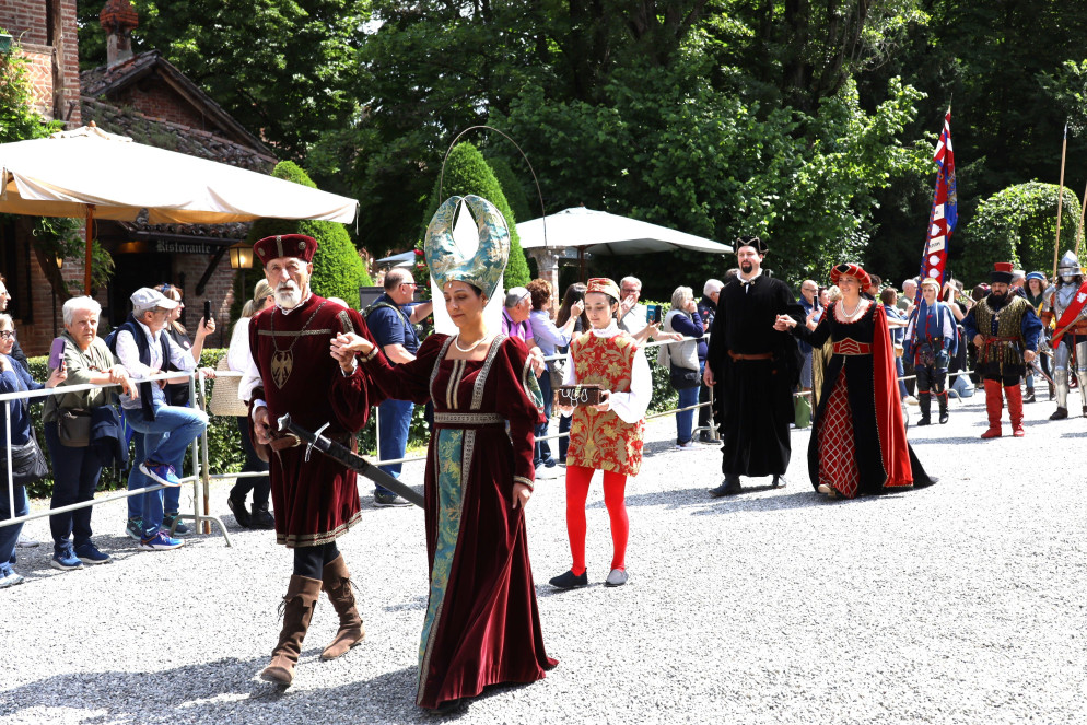 Tutti scattano foto del passaggio (foto Zangrandi)