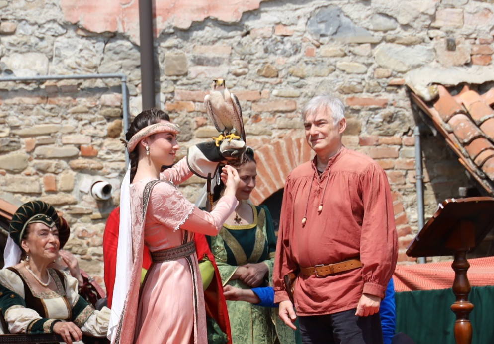 Il falconiere e Valentina signora d'Asti con il volatile (foto Zangrandi)