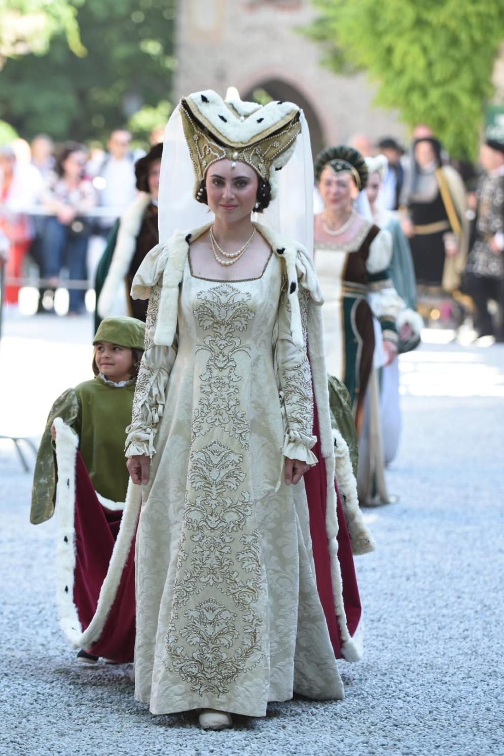 E ancora Giulia Orlando al pomeriggio, in abito bianco da sposa (foto Zangrandi)
