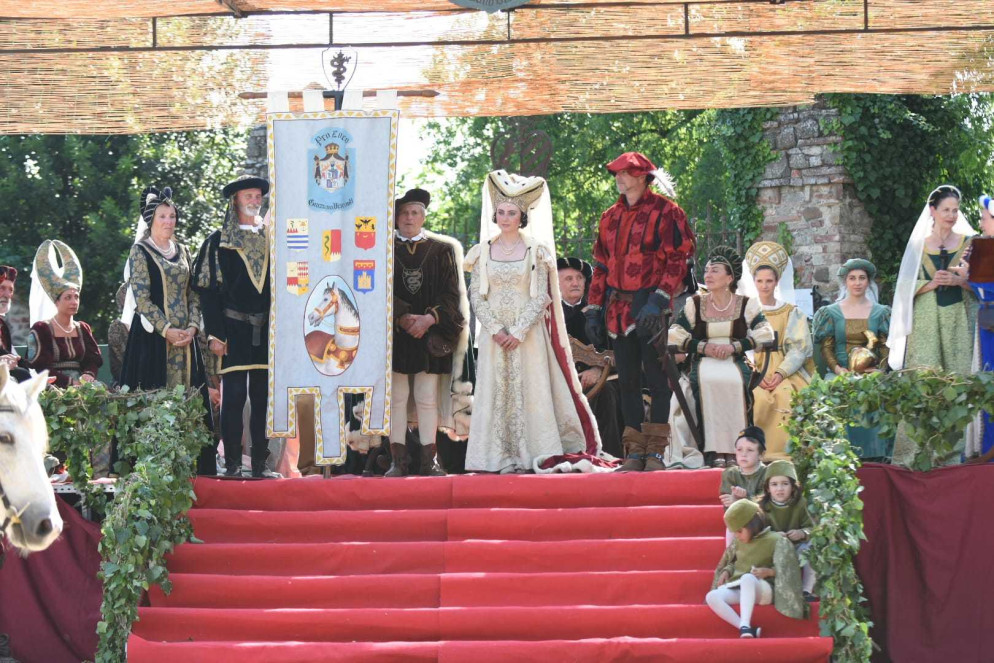 Il palco con tutta la nobiltà e i paggetti bambini (foto Zangrandi)