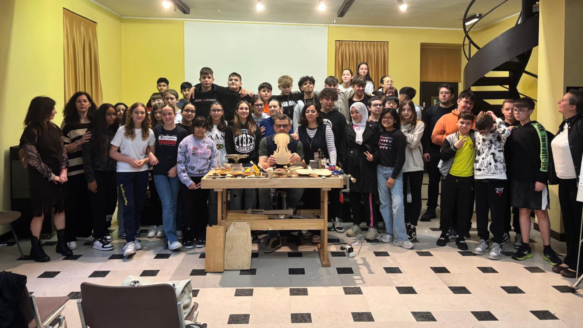 Arte e segreti della liuteria, studenti a scuola con il maestro Ottavio Bonomi