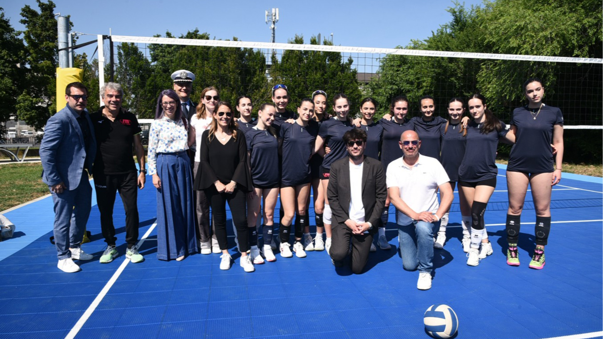 La giunta gioca a pallavolo per inaugurare il nuovo campo
