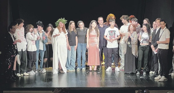 Gli studenti del Respighi durante lo spettacolo di fine anno al San Matteo