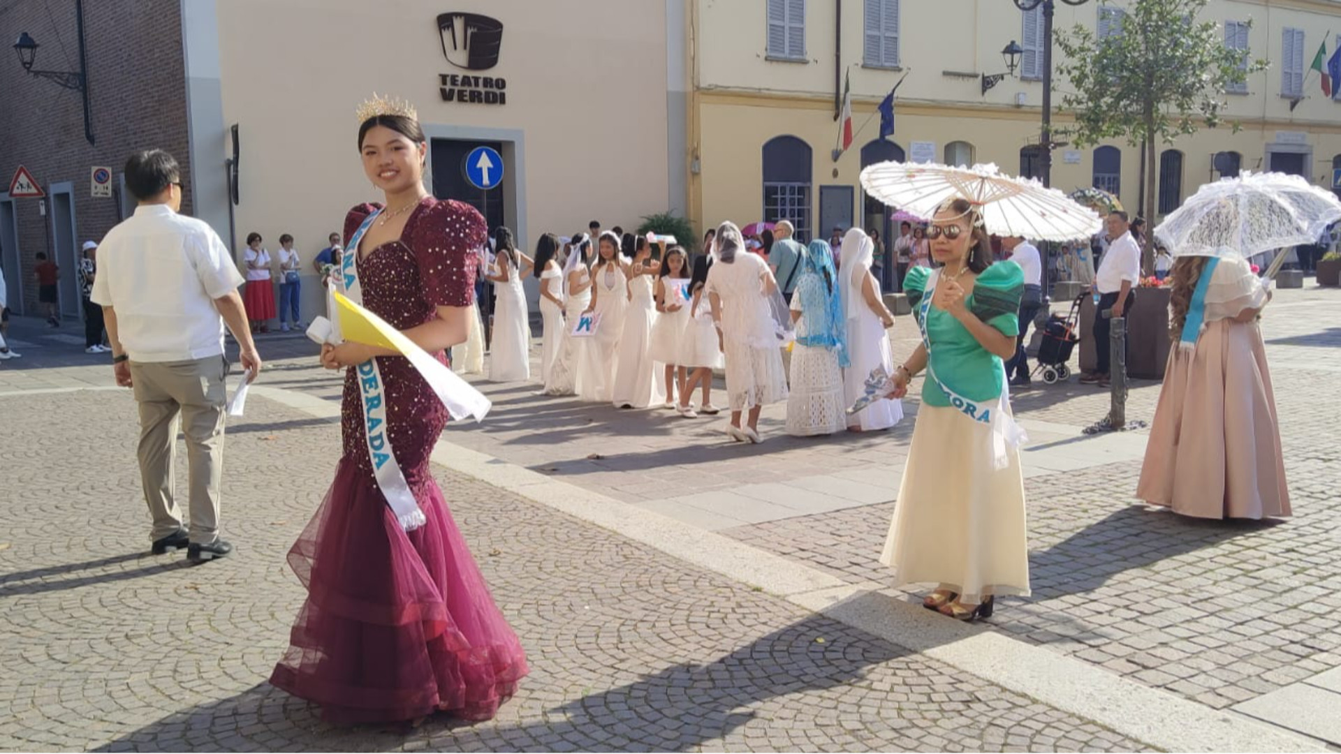 Le "regine" sfilano a Castel San Giovanni con la comunità filippina per celebrare Flores de Majo