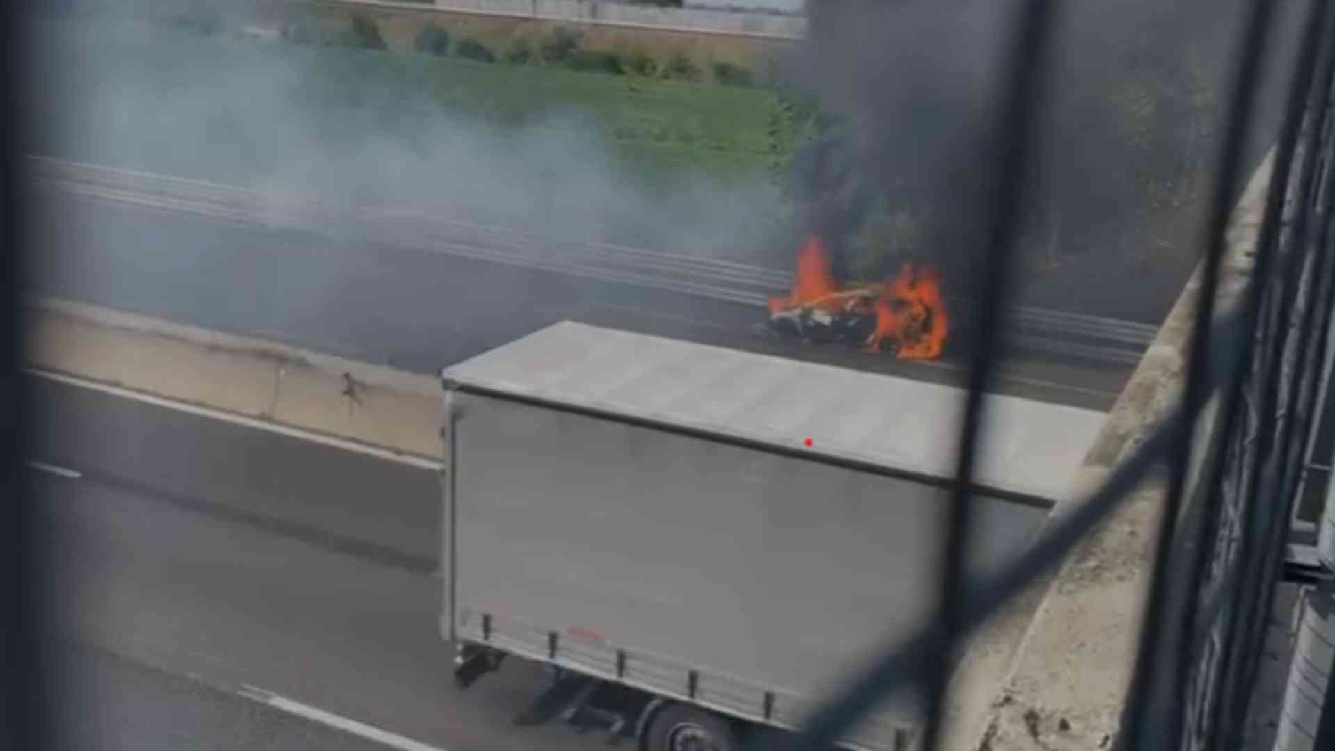 Auto in fiamme sull'A1, paura ma nessun ferito (video)